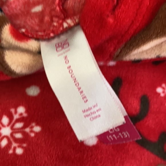 No Boundaries Long Sleeve Pullover Sweater with a Hood. - Picture 4 of 4